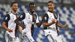 Para pemain Juventus merayakan gol yang dicetak oleh Danilo ke gawang Sassuolo pada laga Serie A di Stadion Mapei, Rabu (15/7/2020). Kedua tim bermain imbang 3-3. (Massimo Paolone/LaPresse via AP)