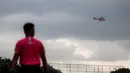 <p>Helikopter melintas saat pertandingan uji coba antara Korea-Korea Selecao melawan Akademi Sepak Bola Intinusa Olah Prima (ASIOP) di Lapangan Sutasoma, Halim, Jakarta Timur, Selasa (18/11/2024). (Bola.com/Bagaskara Lazuardi)</p>