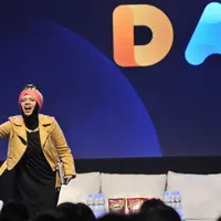 Aksi keluarga Gen Halilintar, Lenggogeni Faruk (kiri) dalam acara diskusi Hitmaker In Multiple Platform selama XYZ Day 2018, Jakarta, Rabu (25/4). Diskusi juga membahas konsep pembuatan film, program TV, dan konten medsos. (Merdeka.com/Iqbal Nugroho)