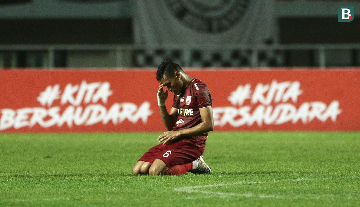 Selebrasi pemain Persis Solo, Ferdinand Sinaga usai mencetak gol pertama ke gawang Persiba Balikpapan dalam laga matchday ke-3 Grup X Babak 8 Besar Liga 2 2021 di Stadion Pakansari, Cibinong, Rabu (22/12/2021). (Bola.com/Ikhwan Yanuar)