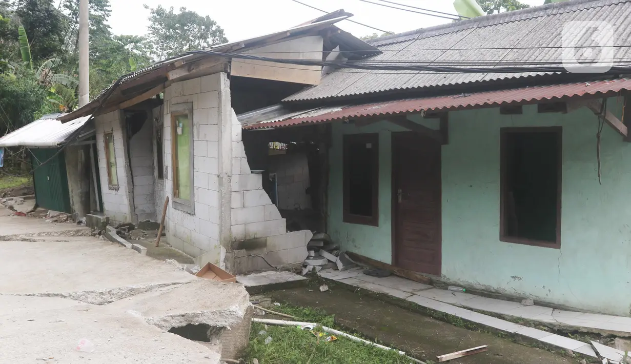 Sejumlah rumah yang rusak akibat pergeseran tanah di kawasan Bojong Koneng, Babakan Madang, Kabupaten Bogor, Jawa Barat, Jumat (16/9/2022). Badan Penanggulangan Bencana Daerah (BPBD) setempat mencatat 18 unit rumah mengalami kerusakan, dan pergeseran tanah itu menyebabkan retakan-retakan di tanah, dinding, plafon dan lantai rumah warga serta akses jalan sudah tidak bisa dilewati oleh kendaraan roda dua dan roda empat. (Liputan6.com/Herman Zakharia)