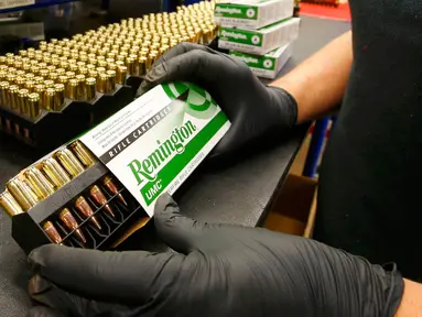 Seorang pekerja saat mengemas peluru-peluru yang telah dibuat di Pabrik peluru Barnes Bullets, Utah, Amerika Serikat, Rabu (6/1). (REUTERS/George Frey)