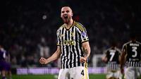 Pemain bertahan Juventus, Federico Gatti melakukan selebrasi usai mencetak gol saat pertandingan sepak bola Serie A Italia melawan Fiorentina, di Stadion Allianz, Turin pada 7 April 2024. (Marco BERTORELLO/AFP)
