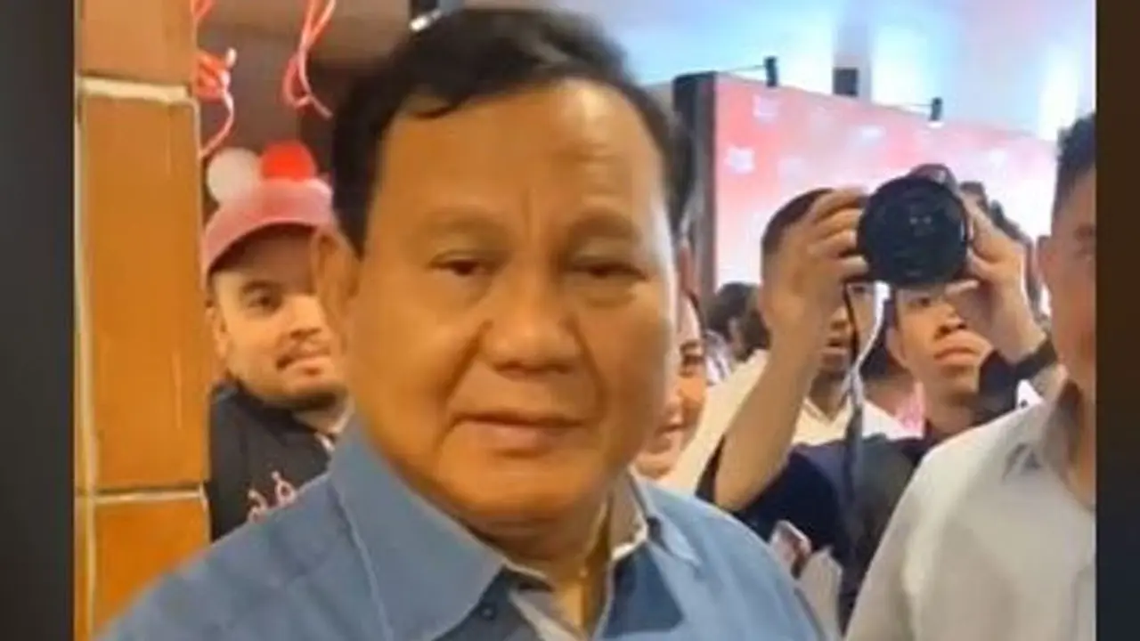 Momen Langka Menteri Pertahanan Nyanyikan Lagu Selamat Ulang Tahun untuk Wartawan