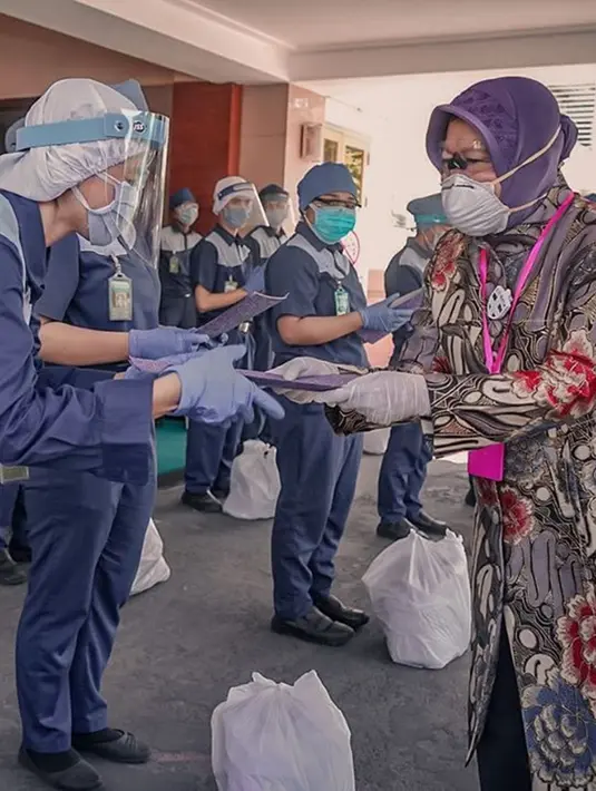 Setangkai bunga yang diberikan merupakan wujud rasa terima kasihnya kepada para tenaga medis. Tenaga medis ini merupakan garda depan melawan Corona Covid-19 yang terjadi di Surabaya. (Liputan6.com/IG/@surabaya)