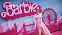 7 Potret Margot Robbie Bergaya ala Barbie, Inspirasi Tampilan Feminin yang Tak Melulu Pink