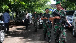 Personel TNI dengan senjata laras panjang dipersiapkan berjaga di pintu masuk dermaga Lapas Nusakambangan, Cilacap, Senin (27/4/2015). Menjelang eksekusi mati terpidana narkoba, penjagaan di Dermaga Wijayapura mulai diperketat. (Liputan6.com/Yoppy Renato)