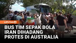 Sejumlah demonstran menghadang bus yang diduga membawa tim sepak bola wanita Iran di Gold Coast, Australia.