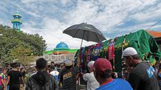 Jenazah almarhum, Achmad Kurniawan saat akan dishalatkan di Masjid Al Jadid Cijantung, (11/1/2017). (Bola.com/Nicklas Hanoatubun)