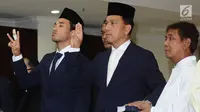 Ezra Walian (kiri) saat upacara pengambilan sumpah sebagai Warga Negara Indonesia di Kantor Kanwil Kemenkumham DKI Jakarta, Kamis (18/5). Pembacaan sumpah pun dipimpin oleh Ketua Kanwil, Endang Sudirman. (Liputan6.com/Helmi Fithriansyah)