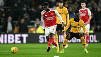 Winger Arsenal, Bukayo Saka, menyumbangkan satu gol saat timnya bermain imbang 2-2 kontra Wolverhampton Wanderers pada laga pekan ke-31 Premier League di Molineux Stadium, Kamis (19/02/2026) dini hari WIB. (AFP/Paul ELLIS)