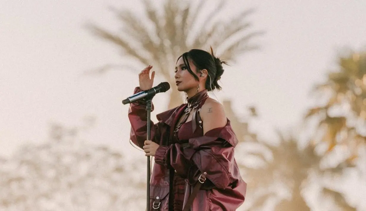 Aksi panggung Niki saat tampil dalam festival musik Coachella juga sukses membuat penonton hanyut dalam suasana. Terlebih lagi, dirinya turut membawakan lagu Indonesia yang membuat banyak penonton dari Tanah Air ikut bernyanyi. (Liputan6.com/IG/@nikizefanya)