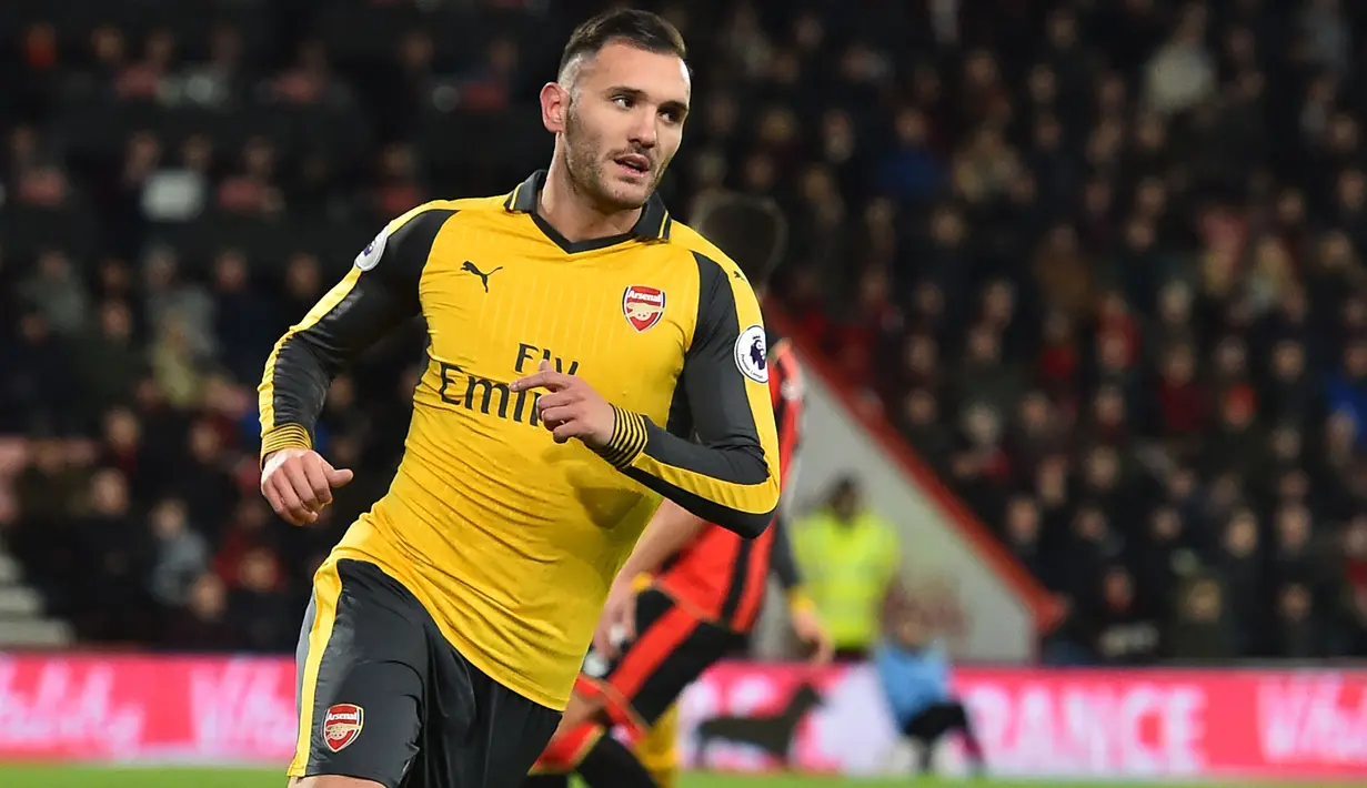 Selebrasi striker Arsenal, Lucas Perez setelah mencetak gol ke gawang Bournemouth pada laga Liga Inggris 2016/2017 di Vitality Stadium, Bournemouth (3/1/2017). Lucas Perez yang sejak paruh musim 2022/2023 membela Deportico La Coruna usai meninggalkan Cadiz ini tercatat pernah membela Arsenal selama setengah musim pada paruh musim 2016/2017. Hanya tampil 11 laga di Liga Inggris, pada awal musim 2017/2018 ia kembali ke Deportivo La Coruna dengan status pinjaman. (AFP/Pool/Julian Finney)