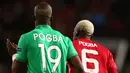  Gelandang Manchester United, Paul Pogba (kanan) berbincang dengan bek  St Etienne, Florentin Pogba saat pertandingan babak ke dua di Liga Europa di Old Trafford, Inggris (17/2). Paul Pogba dan Florentin Pogba merupakan adik-kaka. (AP Photo/Dave Thompson)