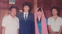 Ricky Yacobi (kedua dari kiri) saat ijab kabul pernikahannya di Solo pada 1985. (Dokumen pribadi Hari Purnomo)