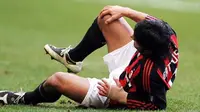 Gelandang AC Milan, Gennaro Gattuso saat mengalami cedera lutut di laga lawan Catania di San Siro Stadium, 7 Desember 2008. AFP PHOTO/GIUSEPPE CACACE 