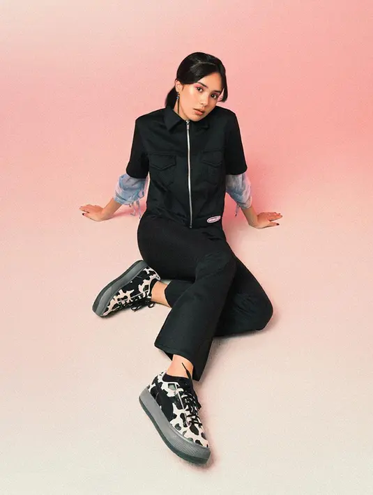 Busana serba hitam dengan detail dibagian lengan satu ini juga bisa dijadikan ide outfit untuk olahraga ataupun hangout. Pada penampilannya, ia terlihat lebih menonjolkan gaya di bagian sepatu. (Liputan6.com/IG/@bebytsabina)