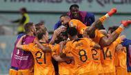 Para pemain Timnas Belanda merayakan gol kedua Belanda ke gawang Timnas Amerika Serikat yang dicetak Daley Blind dalam laga babak 16 besar Piala Dunia 2022 di Khalifa International Stadium, Doha, Qatar, Sabtu (3/12/2022) malam WIB. (AP/Martin Meissner)