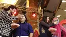 Shakti Arora dan Radhika Madan bersama penggemarnya saat Meet and Greet Ranveer & Ishani di Metropolis Town Square, Tangerang, Banten, Minggu (5/3). (Liputan6.com/Herman Zakharia)