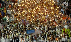 Umat muslim mengikuti pawai obor menyambut Tahun Baru Islam 1441 H pada acara Jakarta Muharram Festival di kawasan Bundaran HI, Jakarta, Sabtu (31/8/2019). Pawai yang diikuti 4000 peserta dimulai dari Jalan Merdeka Barat, Silang Monas, menuju Bundaran HI. (merdeka.com/Imam Bukhori)