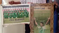 Ipung Suparno menunjukkan poster Ferry Anto Eko Saputro di kediaman mantan striker Persis dan PSS itu di Kartasura, Sukoharjo, Kamis (20/6/2019). (Bola.com/Vincentius)