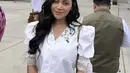 Rachel Vennya pun turut hadir dalam acara kemanusiaan tersebut, ia tampil dengan atasan warna putih lengan balon dengan aksen lace, serta kerah collar yang berbordir bunga. [@rachelvennya]