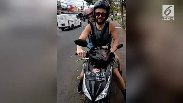 VIDEO: Viral, Bule di Bali Adang Motor Lewat Trotoar