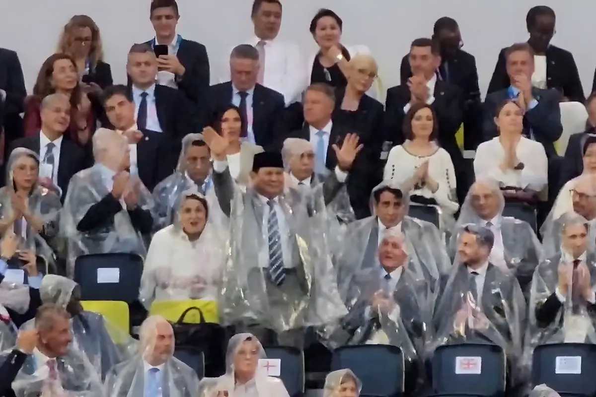 Menteri Pertahanan RI sekaligus Presiden terpilih Prabowo Subianto, menghadiri acara pembukaan Olimpiade Paris 2024 yang digelar di Sungai Seine, Paris