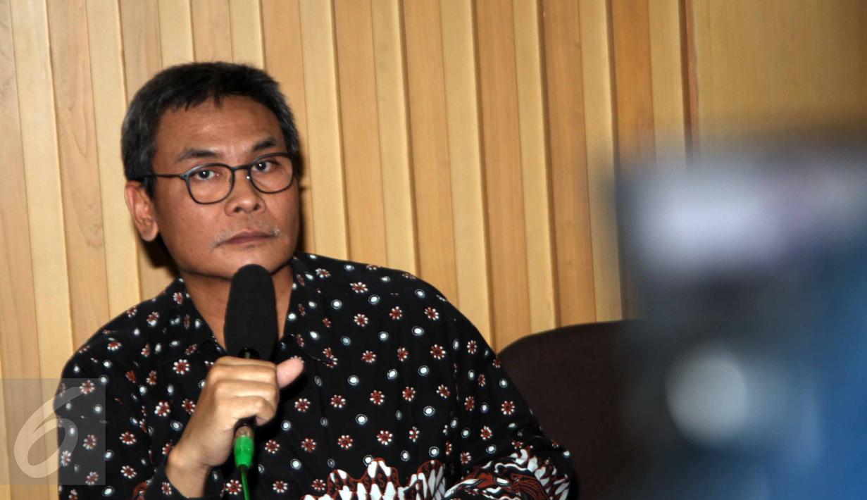 Johan Budi memberikan keterangan pers terkait penetapan Bupati Morotai, Rusli Sibuea sebagai tersangka, Jakarta, Jumat (26/6/2015). Penetapan tersangka ini berdasarkan hasil pengembangan kasus Akil Mochtar. (Liputan6.com/Helmi Afandi) 