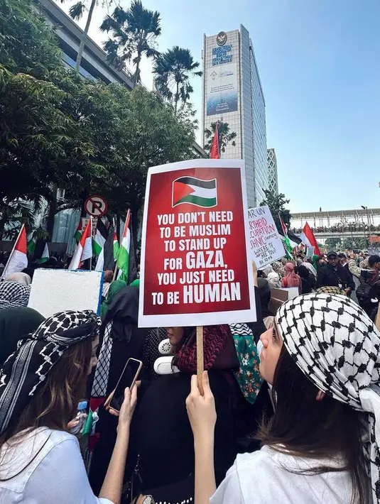 Aksi turun langsung Syifa ini pun mendapat berbagai komentar dari Netizen di kolom komentar Instagram. Salah satunya sang kekasih Rizky Nazar yang memberikan emoticon Love. [@syifahadju]