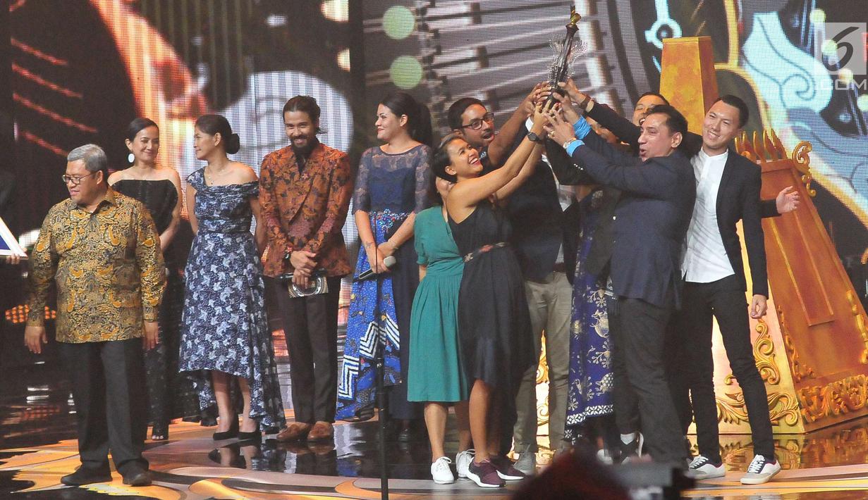 Ernest Prakasa saat mengangkat piala usai film Bioskop Cek Toko Sebelah dinobatkan menjadi Film Terpuji dalam ajang Festival Film Bandung 2017 di studio 6 Emtek, Jakarta (22/10). (Liputan6.com/Helmi Afandi)