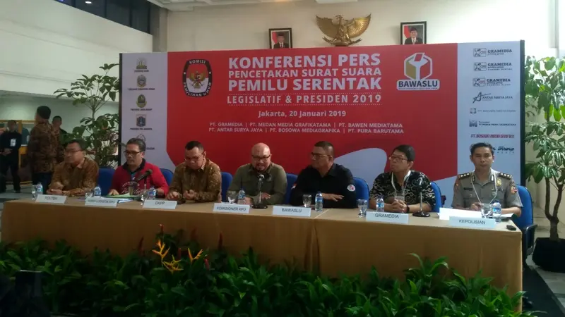 KPU bersama Bawaslu dan DKPP melakukan peninjauan langsung Percetakan Surat Suara Pemilu 2019. (Merdeka.com)