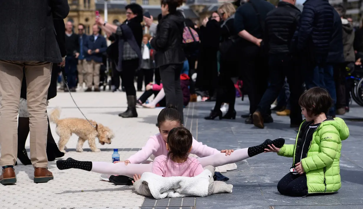 Seorang anak yang merupakan penari melakukan pemanasan sebelum mengikuti pameran tarian klasik dalam perayaan Month of The Dance di Basque, Spanyol (26/3). (AFP/Ander Gillenea)