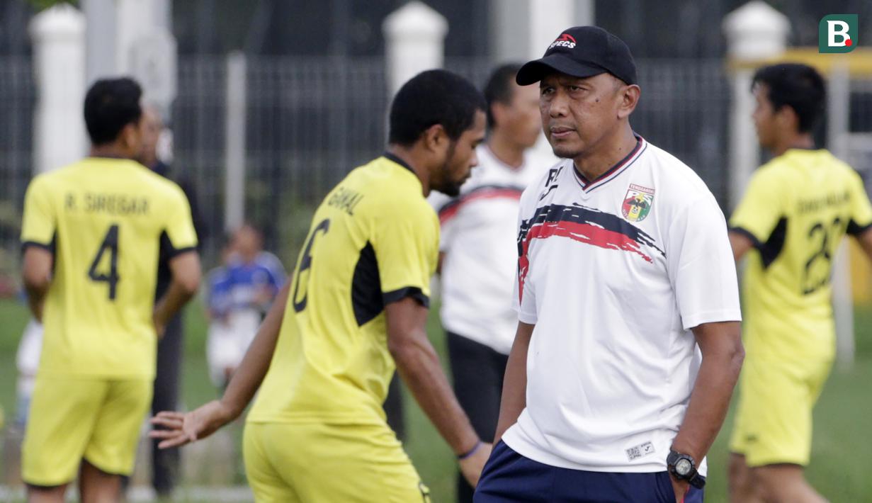 Pelatih Mitra Kukar, Rahmad darmawan, saat memimpin sesi latihan jelang laga Liga 1 di Lapangan ABC, Senayan, Jakarta, Sabtu (08/12). Mitra Kukar akan berhadapan dengan Persija Jakarta. (Bola.com/M Iqbal Ichsan)