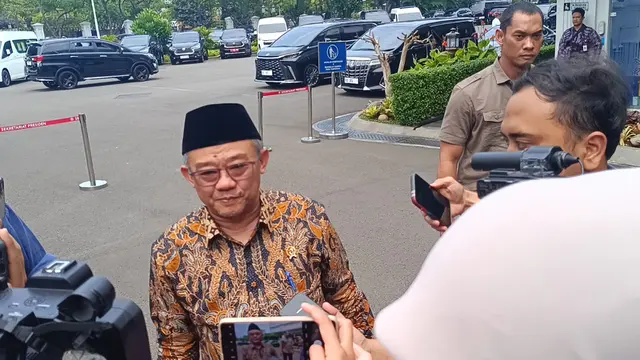 Menteri Pendidikan Dasar dan Menengah (Mendikdasmen) Abdul Mu'ti menemui Presiden Prabowo Subianto di Istana Kepresidenan Jakarta, Selasa (26/11/2024).