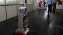 Robot interaktif 'Zafi' yang akan digunakan di ruang isolasi Covid -19 dalam demo di rumah sakit Stanley Medical di Chennai, 6 April 2020. Robot ini dikerahkan untuk melayani makanan dan obat-obatan bagi pasien Covid-19 dalam upaya meminimalkan tenaga medis tertular virus corona. (Arun SANKAR/AFP)