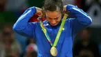 Atlet Kosovo, Majlinda Kelmendi  menyeka air mata bahagianya setelah meraih emas pada cabang judo putri Olimpiade 2016 di Rio de Janeiro, Minggu (7/8). Kelmendi menjadi atlet pertama dari Kosovo yang meraih medali Olimpiade. (REUTERS/Toru Hanai)