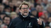 Pelatih Liverpool, Jurgen Klopp mengintruksikan para pemainnya saat berhadapan dengan Stoke City pada pertandingan Liga Inggris di Anfield, Liverpool, (28/12). Liverpool menang telak atas Stoke dengan skor 4-1. (Reuters/Darren Staples)