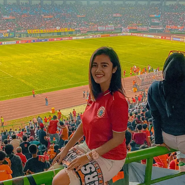 Fotonya Dikomentari Riko Simanjuntak, Ini 6 Potret Jess Amalia Dukung Persija