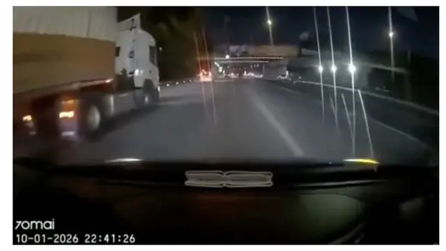 Viral pria tiba-tiba muncul di tol tewas ditabrak, rekaman dashcam bikin merinding. [X/@update11111 via World of Buzz]