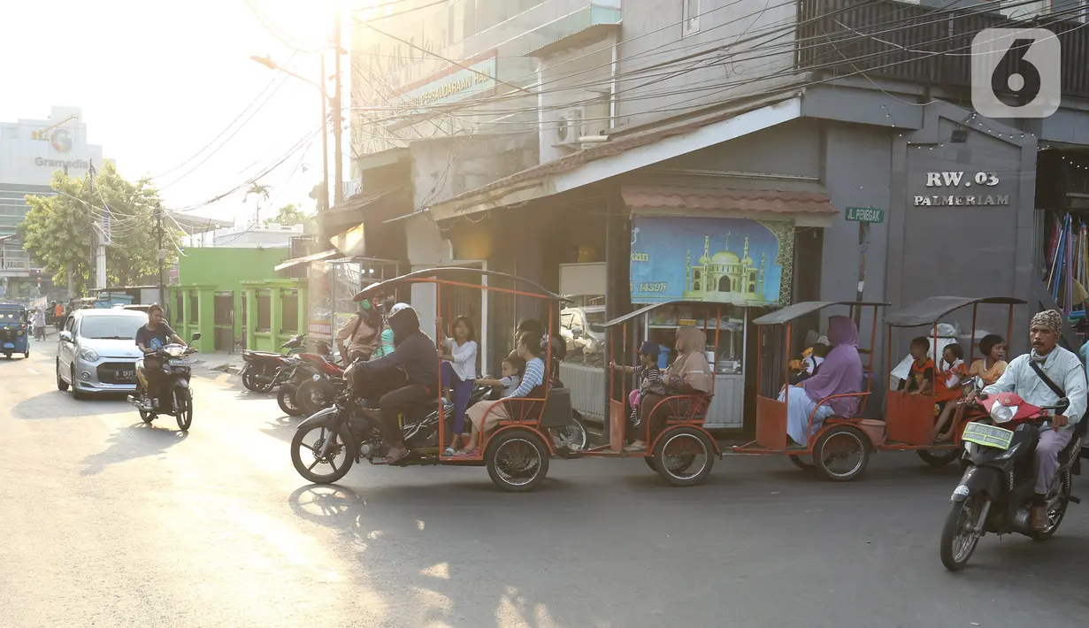 Motor odong-odong melintas di kawasan Tegalan, Jakarta, Rabu (23/10/2019). Dinas Perhubungan DKI Jakarta melarang odong-odong beroperasi di Ibu Kota karena dinilai tidak memenuhi persyaratan keselamatan penumpang untuk beroperasi di jalanan umum. (Liputan6.com/Herman Zakharia)