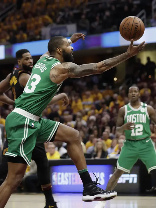 Pemain Boston, Marcus Morris (13) menangkap bola rebound saat duel dengan pemain Cavaliers pada laga final Wilayah Timur NBA basketball di Quicken Loans Arena, Clevelan, (19/5/2018). Cavaliers menang 116-86. (AP/Tony Dejak)