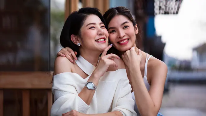 bahagia dewasa mandiri single tertawa