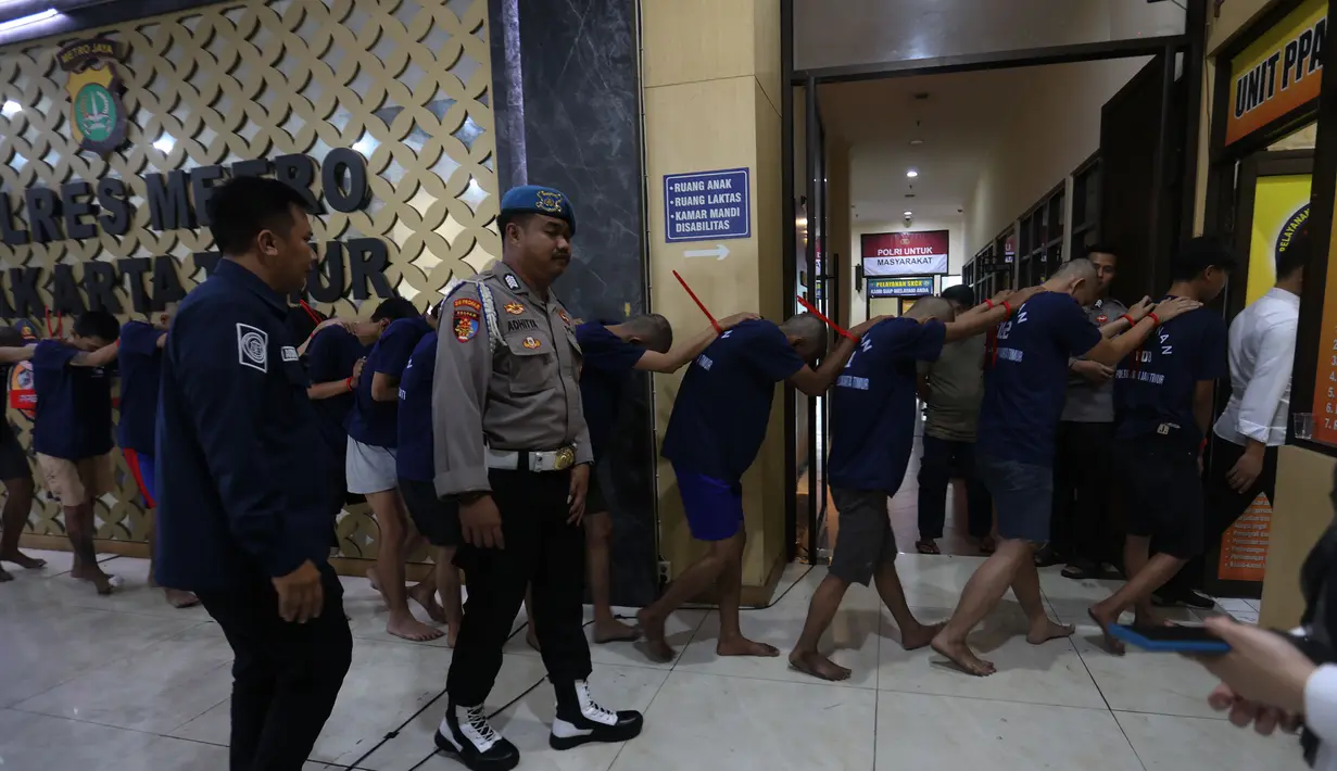 Para pelaku dijerat dengan pasal KUHP, termasuk Pasal 170 tentang pengeroyokan dan Pasal 213 tentang serangan terhadap pejabat yang sedang bertugas dengan ancaman hukuman maksimal sembilan tahun penjara. (Kapanlagi.com/Budy Santoso)