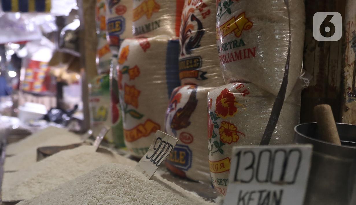 Beras yang dijual terlihat di Pasar Cibubur, Jakarta, Kamis (16/6/2022). Berdasarkan pantauan di Pusat Informasi Harga Pangan Strategis Nasional (PIHPS), terpantau ada beberapa kebutuhan pokok yang harganya naik. (Liputan6.com/Herman Zakharia)