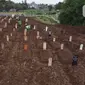 Foto udara deretan makam jenazah dengan protokol COVID-19 di TPU Srengseng Sawah, Jakarta, Kamis (21/1/2021). Sebagian lahan TPU Srengseng Sawah yang dijadikan pemakaman jenazah Covid-19 sejak Selasa (12/1) lalu, dengan kapasitas 564 petak makam kini nyaris penuh. (Liputan6.com/Helmi Fithriansyah)