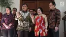 Ketua Umum Partai Gerindra Parbowo Subianto (dua kiri) dan Ketua Umum PDIP Megawati Soekarnoputri (dua kanan) melambaikan tangan jelang menggelar pertemuan di kediaman Megawati, Jalan Teuku Umar, Jakarta, Rabu (24/7/2019). Prabowo dan Megawati kompak memakai batik. (Liputan6.com/Helmi Fithriansyah)