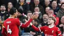 Ekspresi dua pemain Liverpool, Harvey Elliott (kanan dan Virgil van Dijk usai menjebol gawang Luton Town pada lanjutan Liga Inggris 2023/2024, Kamis (22/2/2024). (PAUL ELLIS / AFP)