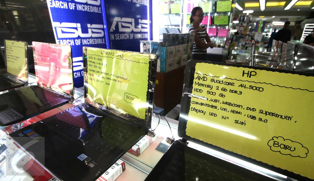 Barang elektronik seperti laptop tertata rapi di pusat barang elektronik di Mangga Dua, Jakarta, Minggu (12/6). Badan Pusat Statistik adanya peningkatan pembelian barang tahan lama seperti elektronik. (Liputan6.com/Angga Yuniar)