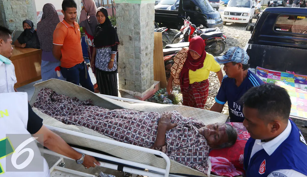 Petugas membawa korban gempa ke Rumah Sakit Umum Daerah Pidie Jaya untuk mendapat perawatan, Aceh, Kamis (8/12). Hingga hari kedua pasca gempa bumi, korban di kawasan tersebut mencapai setidaknya 200 jiwa. (Liputan6.com/Angga Yuniar)